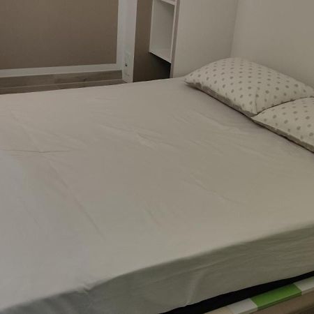 Cinema House Single & Double Rooms & Studio Apartments Pola Esterno foto