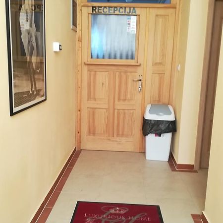 Cinema House Single & Double Rooms & Studio Apartments Pola Esterno foto