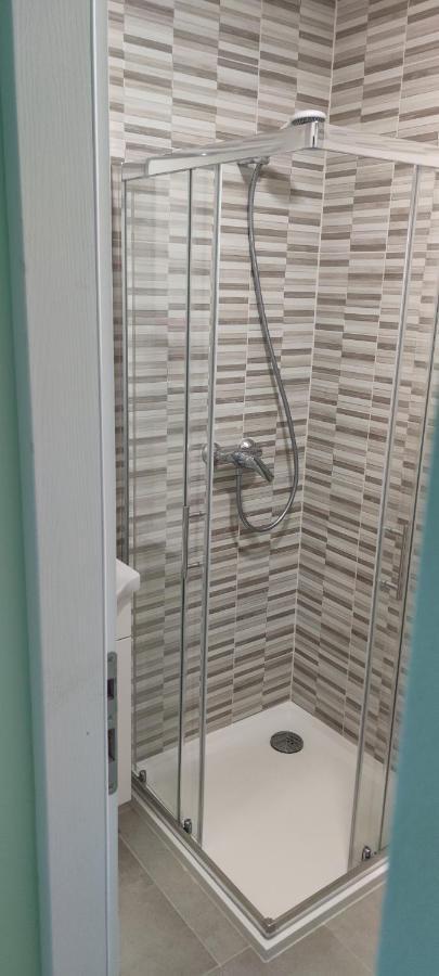 Cinema House Single & Double Rooms & Studio Apartments Pola Esterno foto