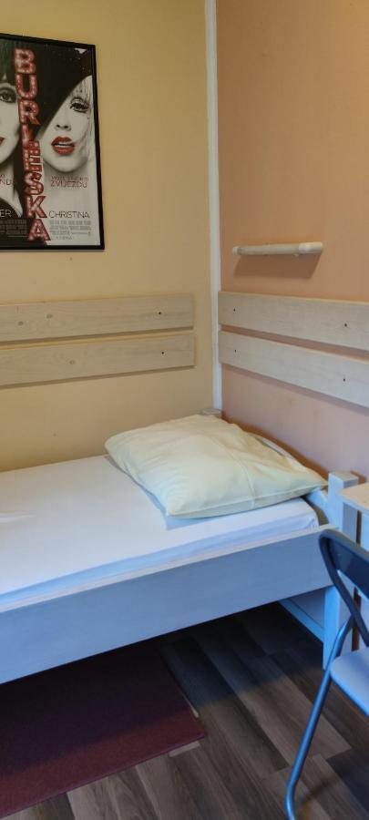 Cinema House Single & Double Rooms & Studio Apartments Pola Esterno foto