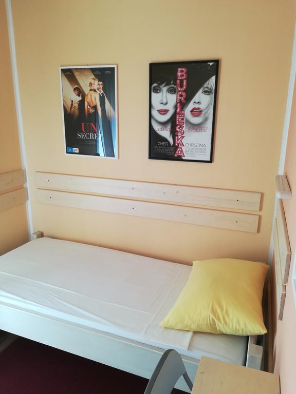 Cinema House Single & Double Rooms & Studio Apartments Pola Esterno foto