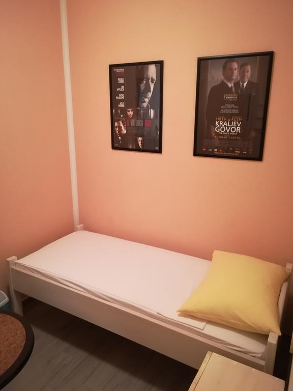 Cinema House Single & Double Rooms & Studio Apartments Pola Esterno foto