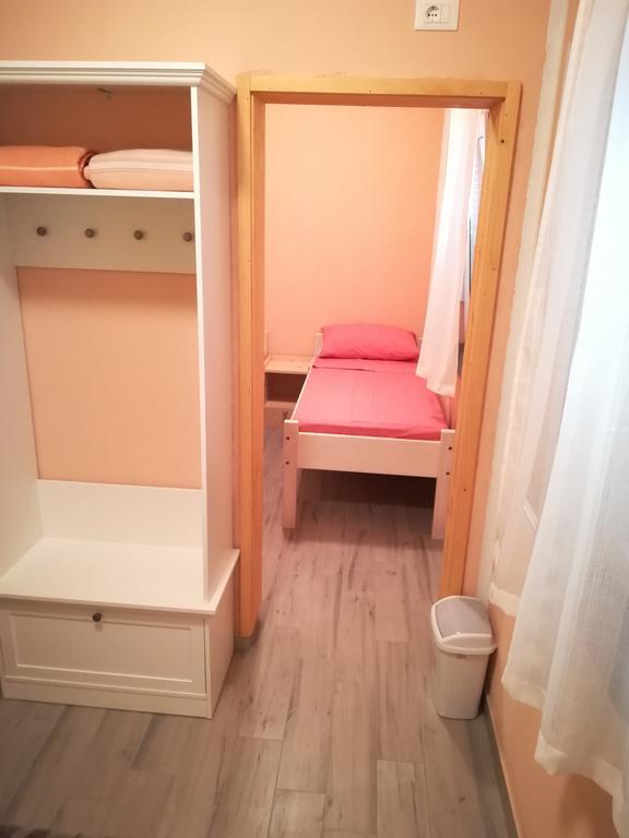Cinema House Single & Double Rooms & Studio Apartments Pola Esterno foto