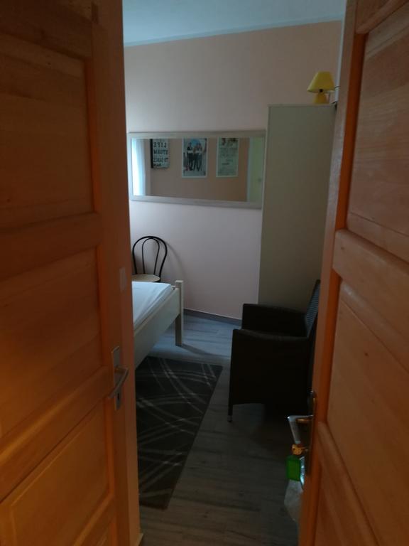 Cinema House Single & Double Rooms & Studio Apartments Pola Esterno foto