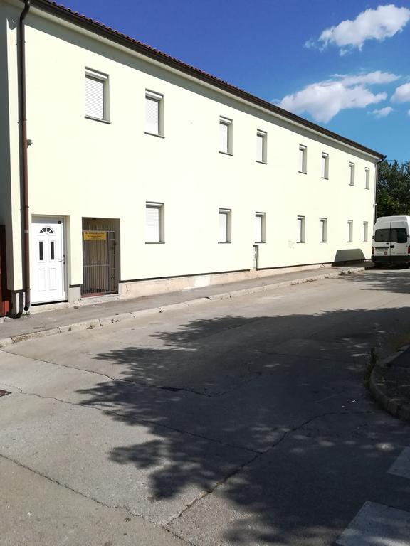 Cinema House Single & Double Rooms & Studio Apartments Pola Esterno foto