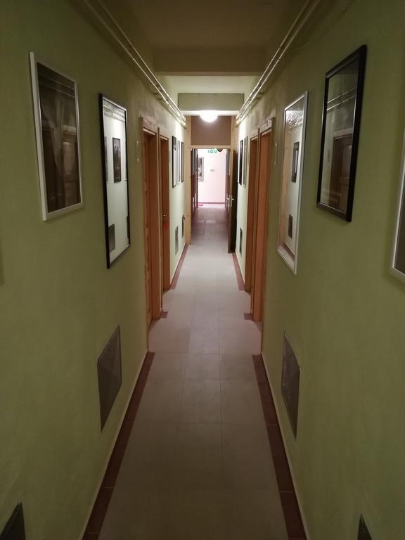 Cinema House Single & Double Rooms & Studio Apartments Pola Esterno foto