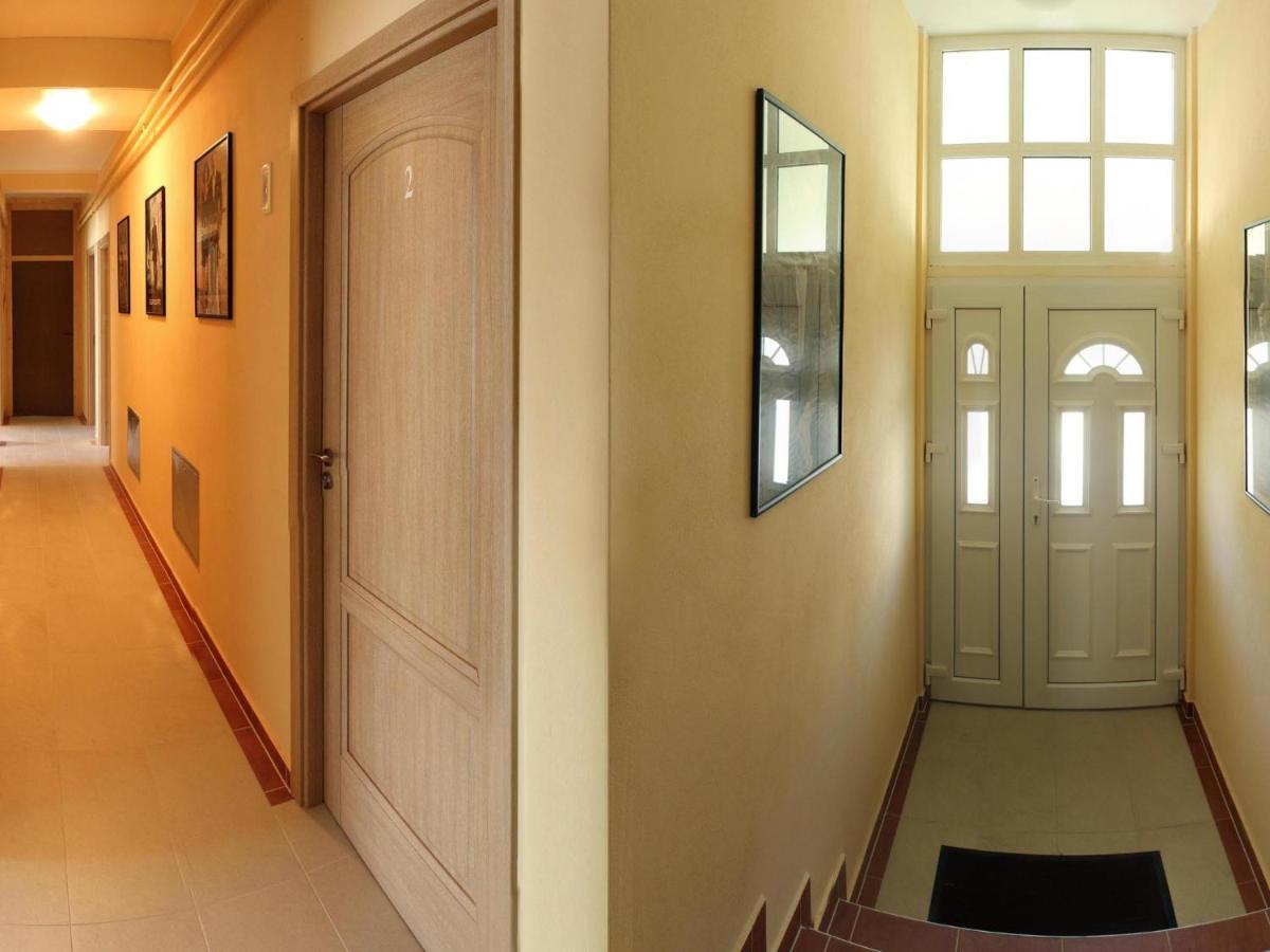 Cinema House Single & Double Rooms & Studio Apartments Pola Esterno foto